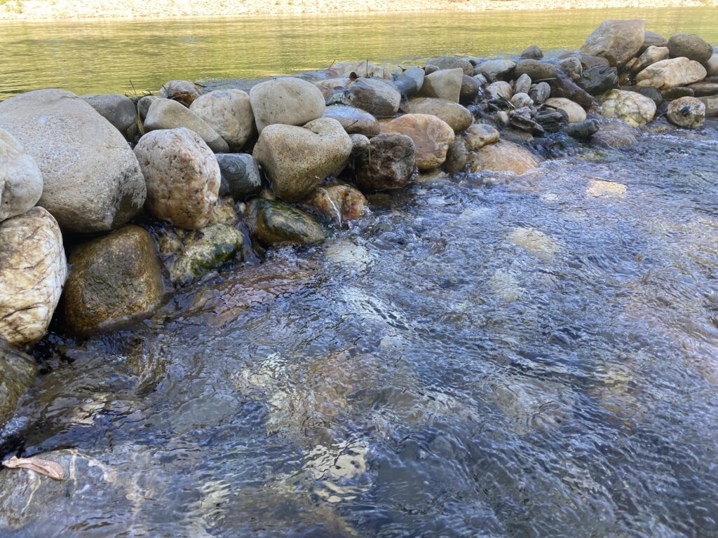 Photo personnelle prise sur la rivière la Cèze. Galet emplisses qui retiennent partiellement l'eau