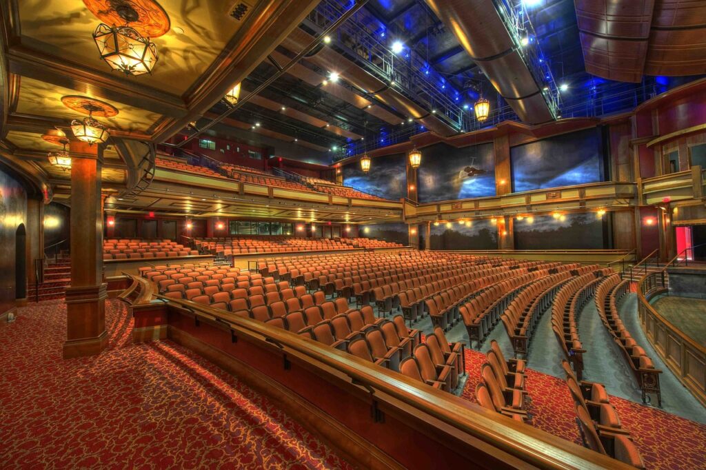 photo des rangées de sièges d'un auditorium