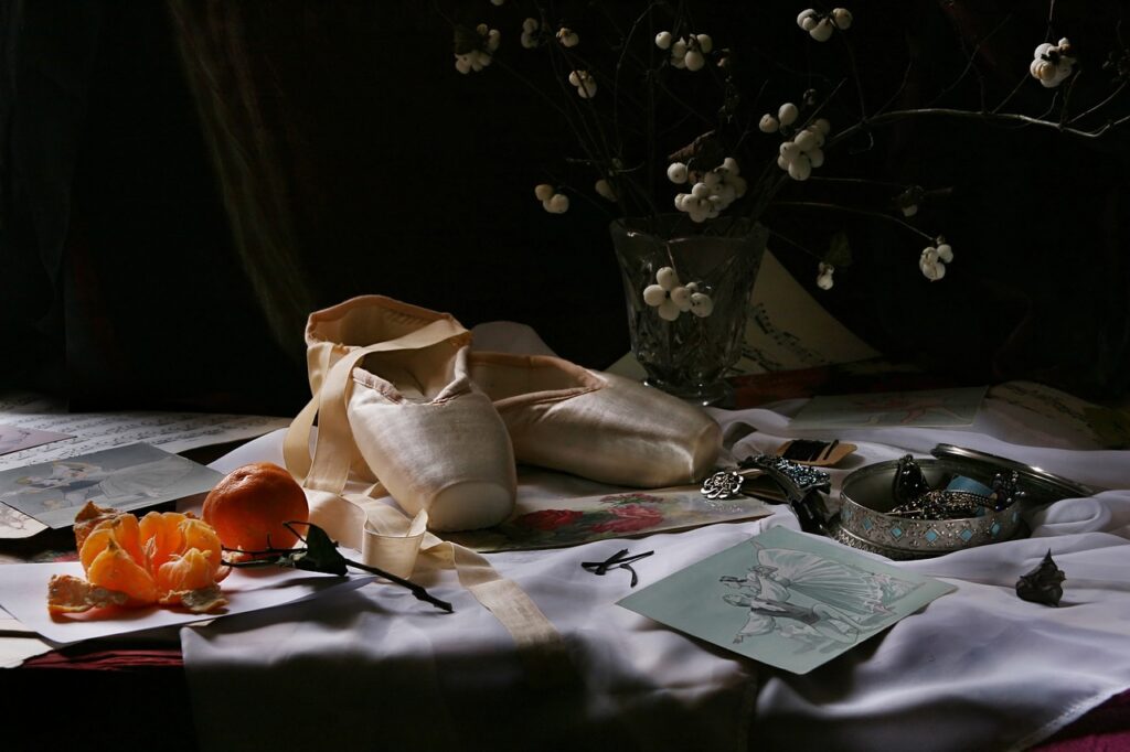 photo de chaussons de danse sur un tissus soyeux avec quelques accessoires