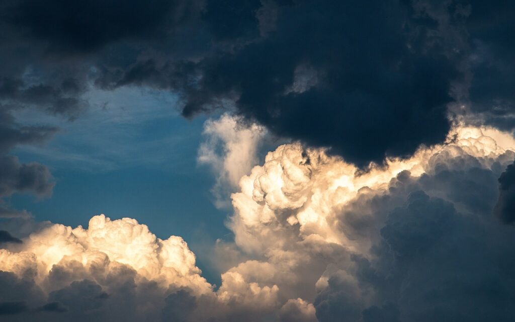 Photo de nuages noirs avec point de ciel bleu