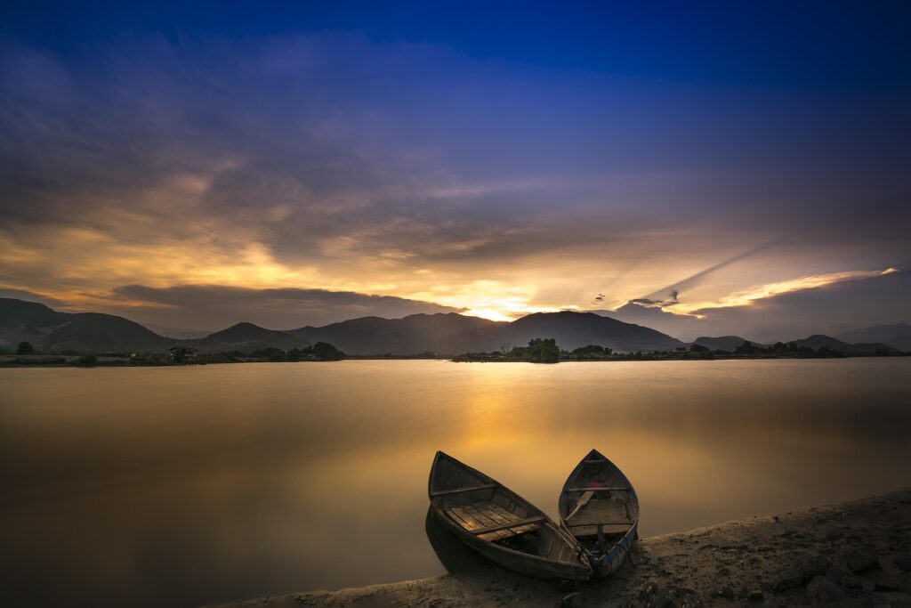 Photo de deux barques sur la berge d'un lac pour illustrer le calme revenu et le moment de faire le point