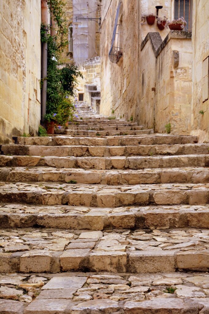 Photo de marches d'escalier en pierre dans un vieux village pour illustrer les étapes des entretien d'embauche