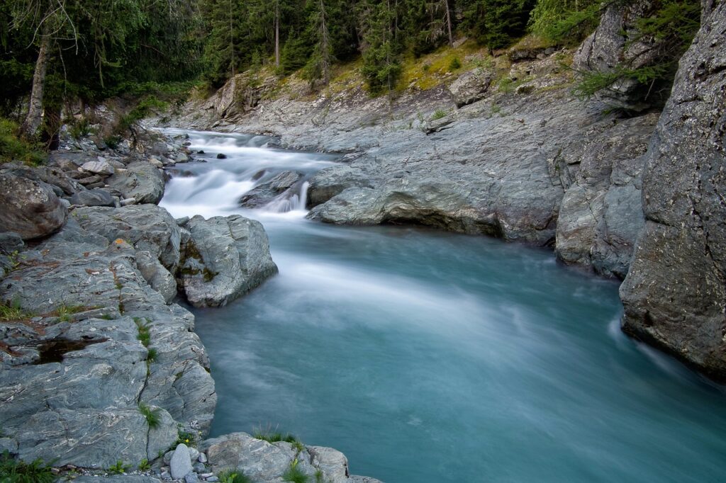 Photo d'une rivière à travers la montagne pour illustre la continuité des étapes de l'entretien d'embauche