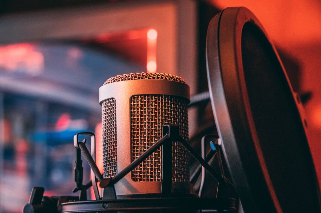photo d'un microphone dans un studio d'enregistrement pour figurer les audios pouvant être crées à la demande du client