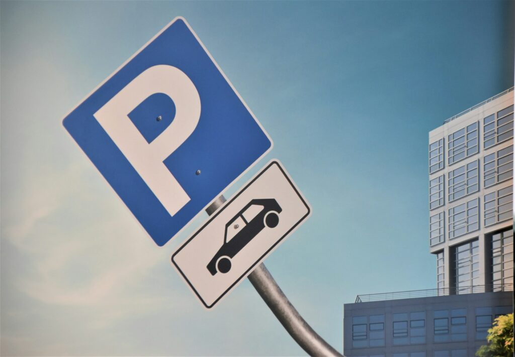 photo d'un panneau parking pour figurer le stationnement dans la ville pour les frais de déplacement