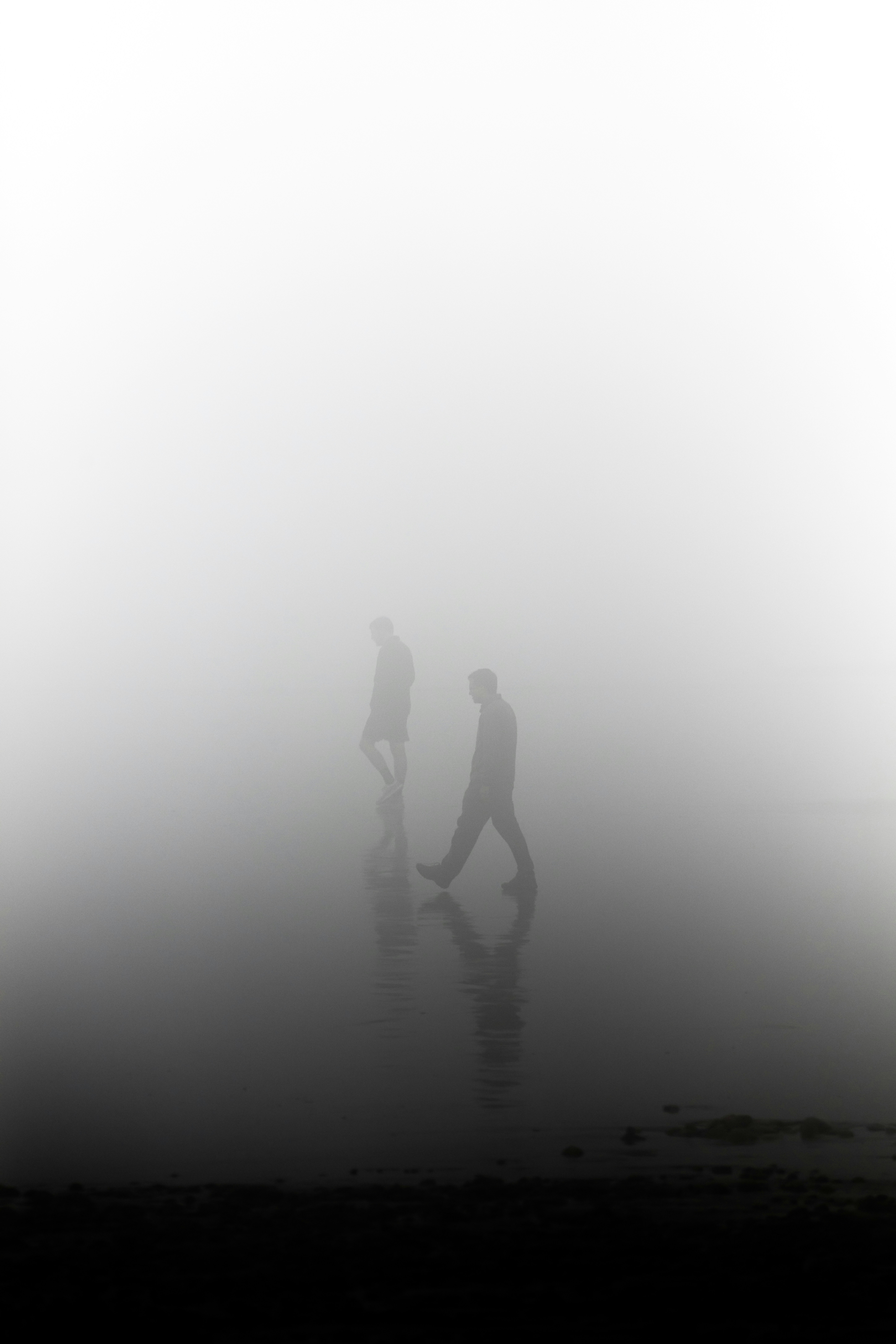 Photo de deux silhouette humaine dans le brouillard pour figurer les douleurs psychosomatiques